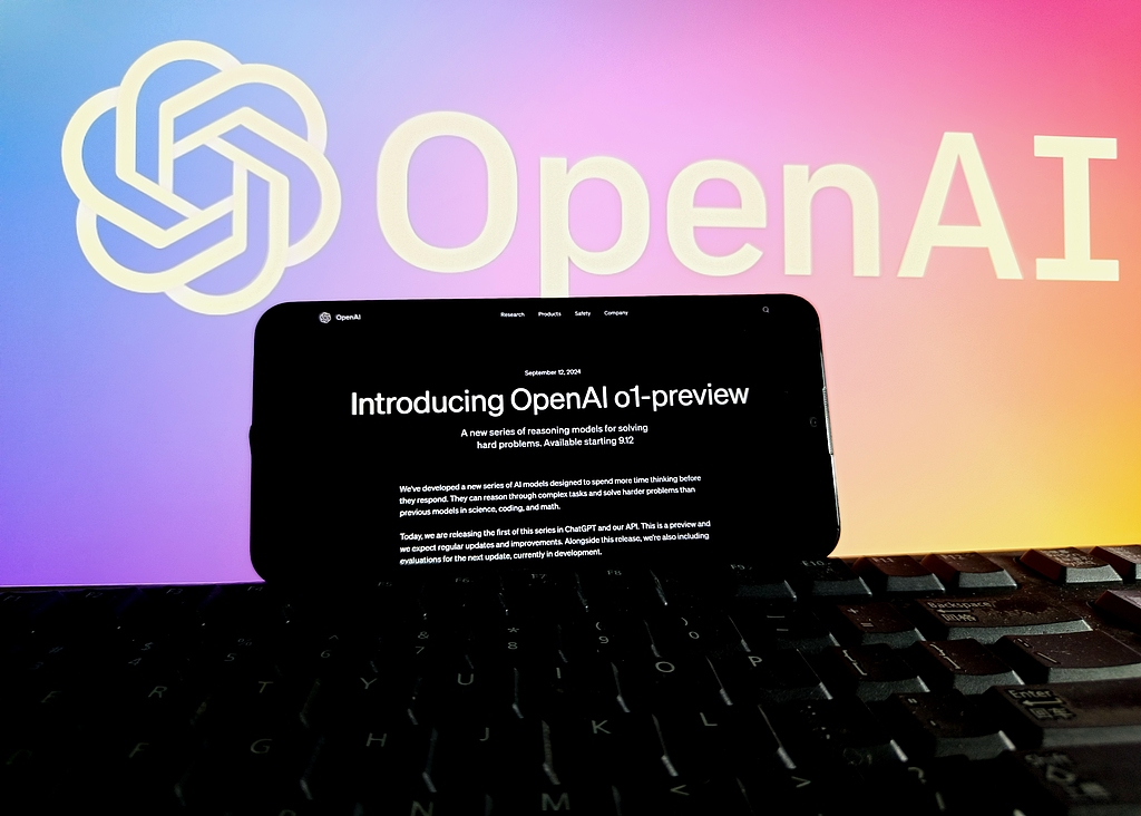 OpenAI传闻已久的草莓模型，终于在前天上线了！  传闻中的草莓模型被命名为o1模型，o表示“Orion（猎户座）”。在科技领域，OpenAI的每一次新品发布总是牵动着无数目光，这一次#OpenAI发布能推理的新模型o1#的消息又掀起了大家对OpenAI的讨论。  来百度APP畅享高清图片 目前OpenAI发布的最新版本是o1-preview（o1模型预览版），同时发布的还有成本优化的版本o1-mini 。官方表示，ChatGPT Plus和团队用户即日起便可以访问o1-preview和o1-mini，而企业和教育用户将在下周初获得访问权限。   作为新一代的人工智能模型，o1模型展示了其在推理能力上的显著提升。与GPT-4o相比，o1能够比前者更好地解决复杂问题，如编码和数学，同时还能解释其推理过程。  OpenAI 还对o1进行了国际数学奥林匹克资格考试的测试，GPT-4o只正确解决了13%的问题，而o1能够解决83%的问题！因此o1模型可以称得上是OpenAI旗下首款具备数学推理能力的模型。  对此，OpenAI 的首席研究官 Bob McGrew 表示：  这款模型在解答 AP 数学考试题目上的表现无疑比我更出色，而我大学时还辅修了数学。  中场休息一下，小编有话要说！面对AI推理对算力需求呈指数级增长的现状，算力云平台目前已在福建、广东、香港全国多所城市部署数据中心，提供基础算力和智能算力的租用服务，以及GPU云主机和CPU云主机的租用服务，针对AI推理和游戏加速，算力云平台还上线了RTX4090、Tesla V100S等热门显卡。  9月14日起，算力云平台推出开学季钜惠活动！在校大学生经实名认证后，即可享受九折算力优惠，会员更享折上折！   复旦大学计算机科学技术学院教授，肖仰华在接受澎湃科技采访时也表示，o1模型的出现意味着大模型在复杂推理任务上的重大进步。对此，他解释道：  以前的大语言模型更像一个文科生，距离理科生的水平仍然较远。但人类智能的核心能力是思考和思维，OpenAI新推理模型o1系列将人的思维过程展现出来。  o1模型展现出类似人类的推理能力，并能在类似主题上产生与人类撰写同样令人信服的论点。令人惊叹科技进步之余，也将给AI治理带来新的挑战。  OpenAI宣称，o1模型显著提升数学和科学领域的能力。例如，在全美奥林匹克数学队的预选赛中，新模型的表现能跻身美国前500名学生之列，并且在物理、生物和化学问题的基准测试中，准确度超过了人类博士水平。  由于最新发布的 o1 AI模型强大的类人推理能力和可辅助专家复制已知生物武器威胁的能力，OpenAI自家的“防备框架”将该模型归类为“中等风险”。  为什么o1模型能具有这么高级的类人推理能力呢？  OpenAI的研究负责人杰里・特沃雷克（Jerry Tworek）向媒体透露，o1 “是使用一种全新的优化算法和专门为其定制的新训练数据集进行训练的”，它设置了奖励和惩罚机制，通过强化学习的技术训练模型自行解决问题，它利用类似人类通过逐步解决问题方式的“思维链”处理问题。这种新的训练方法，使得模型出现幻觉的可能性降低了。  对国产大模型的发展来说，OpenAI的AI模型研发能力十分值得国内学习，我们仍需要沉下心来，稳扎稳打。我们也应该意识到，人工智能模型能力的提升需要更多创新的训练数据和推理方式。  以上是算力云今日内容分享，感兴趣的朋友可以多多关注算力云。